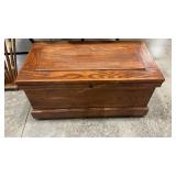 WOOD ANTQ BLANKET CHEST W/ TRAY