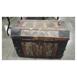 FLAT TOP WOOD & METAL ANTQ TRUNK