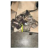 UNDER ARMOR CAMO JACKET, PANTS & GLOVES SIZE YXL