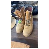 PR OF RED WING BOOTS SIZE ?