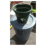 RUBBERMAID BRUTE GARBAGE CAN W/ LID & FEED BCKT