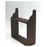 18THC. AMERICAN QUEEN ANNE HANGING SHELF