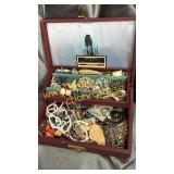 Vintage leaker box with costume e jewelry and