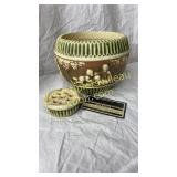 Unmarked Roseville Donatello pot and flower frog