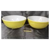 Pair of Pyrex yellow mixing bowls 4qt