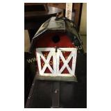 Metal art barn birdhouse