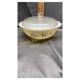 Pyrex gold leaf baking dish with lid