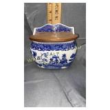 Blue willow salt box