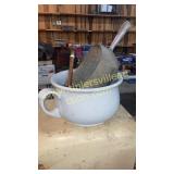 Chamber pot and scoop