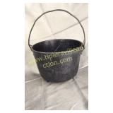Cast iron 3 leg cooking pot crack has been