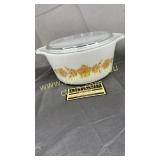 Pyrex butterfly gold 1.5qt casserole with lid