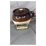 Stoneware pot with lid