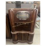 Vintage 1940 RCA Victor art deco console radio