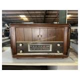 1960s Magnavox AM/FM tube radio