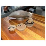 Scale pan and weights