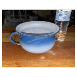 Blue and white graniteware with handle
