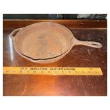 Cast iron skillet with helper handle