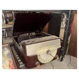 1950s zenith tabletop record player/ radio with