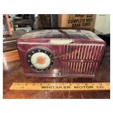 Vintage 1950s GE tube radio alarm clock in