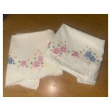 Embroidered set of pillowcases floral design