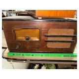 Vintage General Electric wooden table top tube radio