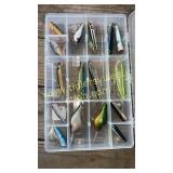 Clear box of 16 lures like new Yo Zuri, Poe