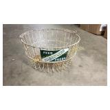 Faultless feed basket