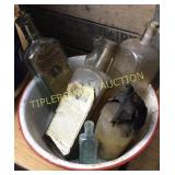 6 antique bottles in granite ware pan