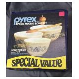 New old stock Pyrex homestead mixing bowl set in