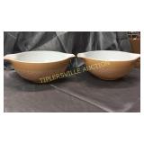 Pair of Pyrex woodland handled mixing bowls 2.5qt