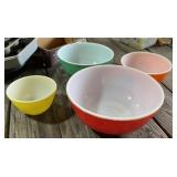 4 pc Pyrex Mixing Bowls