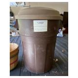 Rubbermaid Roughneck Trash Can w/ Lid