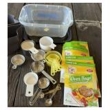 Measuring Cups & Oven Bags