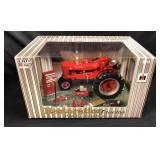 Case IH Restoration Tractor Farmall M  1/16