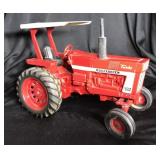 Original international Farmall 1066 Tractor 1/16