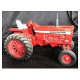 International Farmall 1026 Tractor 1/16