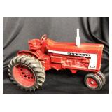 Farmall 806 Tractor 1/16