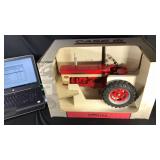 Farmall 560 Tractor 1/8th Scale