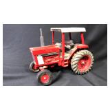 International 886 Tractor 1/16 Scale