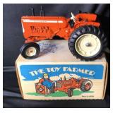 Allis-Chalmers D19 Tractor 1/16