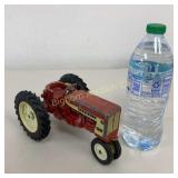 VTG Farmall 404 1:16 Scale Die Cast Replica