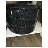 Enamel pot with lid