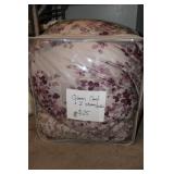 Queen Comforter with 2 pillows