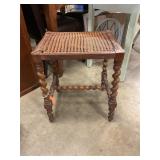 Wicker top table 21ï¿½ Tall missing disc on top