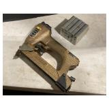 Staple gun with staples
