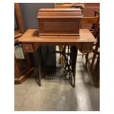 Vintage singer sewing machine w/ cast iron bse