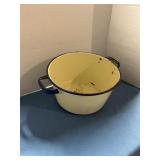Metal pot has rust