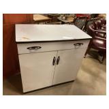 Vintage metal cabinet ( NEEDS DOOR FIXED)