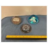 Decorative paper weights