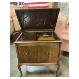 Victrola Victor Talking Machine with records